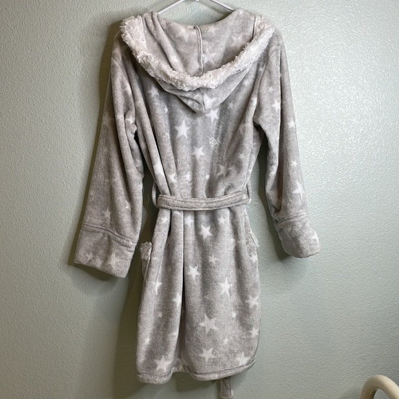 PJ Salvage super soft fuzzy cozy stars pocketed hood pom robe - Picture 6 of 6
